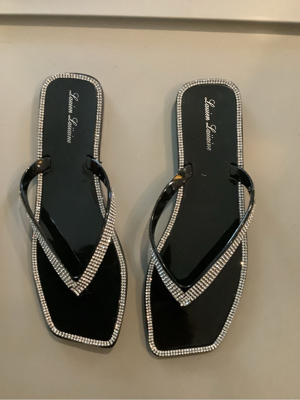 Lauren Lorraine Black Rhinestone Trim Glossy Flip Flop Sandals 6.5 Brand New